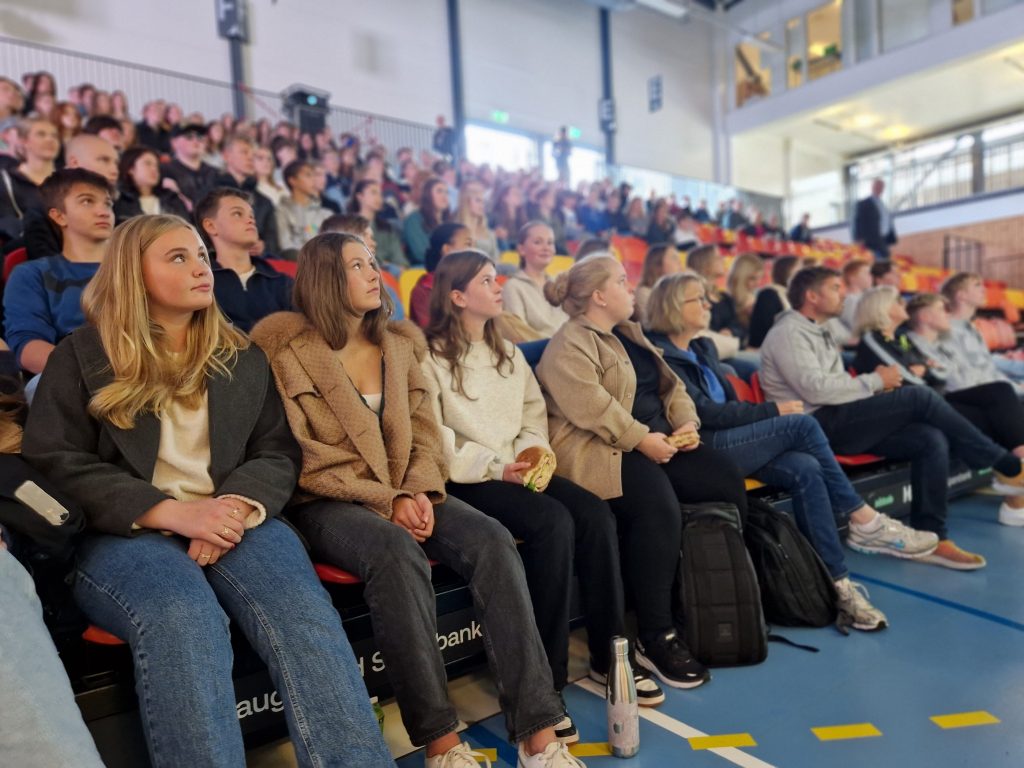 Elever på tribunen i Tysvær Arena under Yrkesmessen 2023.