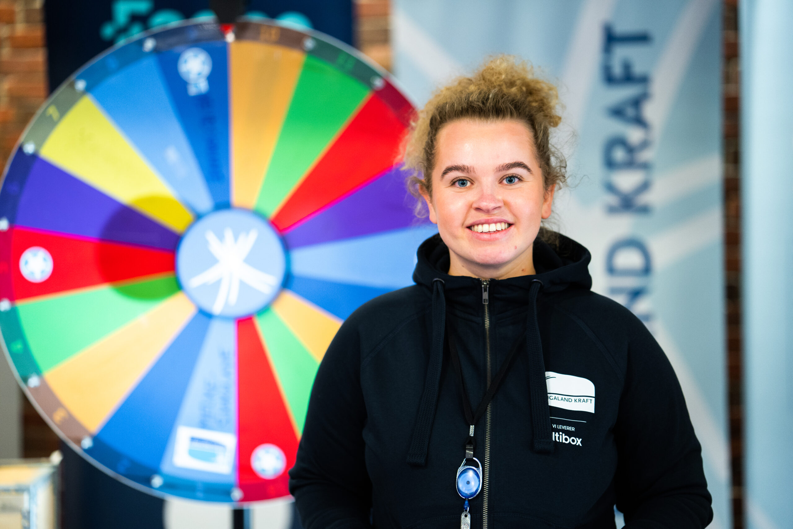 Ansatt i Haugaland Kraft som smiler på stand