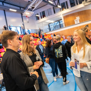 Samtale mellom en ung jente og voksne på messe