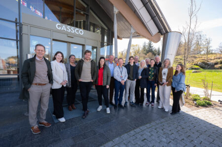 Delegasjonen utenfor hovedkontoret til Gassco på Bygnes. Fra venstre Bernt Jæger (adm. dir. i Næringforeningen Haugalandet), Lisa Marie Ness Klungland (Sp), Naomi Wessel (Rødt), Lasse Fredheim (H),Tore Margrethe Eide (mulighetsutvikler i Haugaland Vekst), Sverre Meling (daglig leder i Maritimt Forum for Haugalandet og Sunnhordland), Jo Øiongen (Inp), Frode Leversund (adm.dir.. i Gassco), Andreas Aukland (MDG), Pål Rasmussen (leder for eksterne relasjoner i Gassco), Eli Sævareid (styreleder i Næringsforeningen Haugalandet), Sigmund Lier (daglig leder i Haugaland Vekst), Mia Hereid (MDG), Frode Berge (Ap) Ruth Mariann Hop (Ap) og Veslemøy Heggen (Haugaland Vekst). FOTO: TORSTEIN TYSVÆR NYMOEN/HAUGALAND VEKST