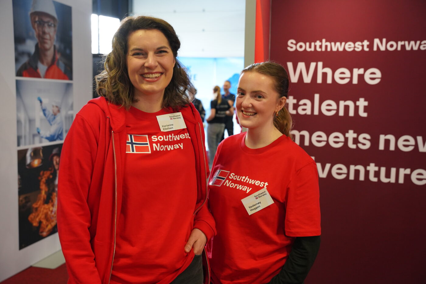 Karianne Ellefsen og Veslemøy Heggen på stand, i røde Southwest Norway-t-skjorter.