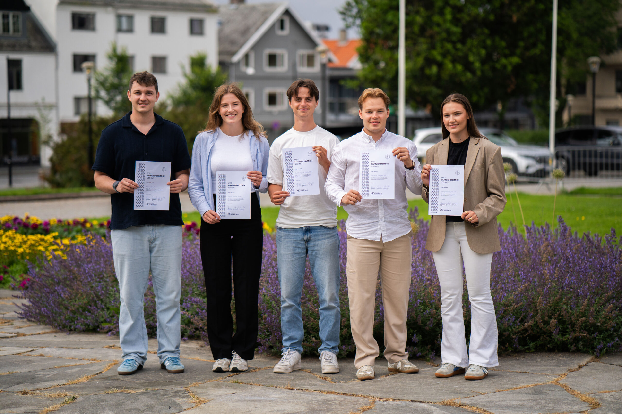 Fra ventre: Håvard Østebø, May Linn Kaarhus, Sivert Brattgjerd, Pavel Gulin og Ingeborg Owe har hatt sommerjobber i Bouvet og Haugaland Kraft, og fikk prisen for prosjektet med best samfunnsnytte. Daniel Lønning var også med på teamet, men var ikke til stede da bildet ble tatt.
FOTO: Aleksandar Zecevic/Haugaland Vekst