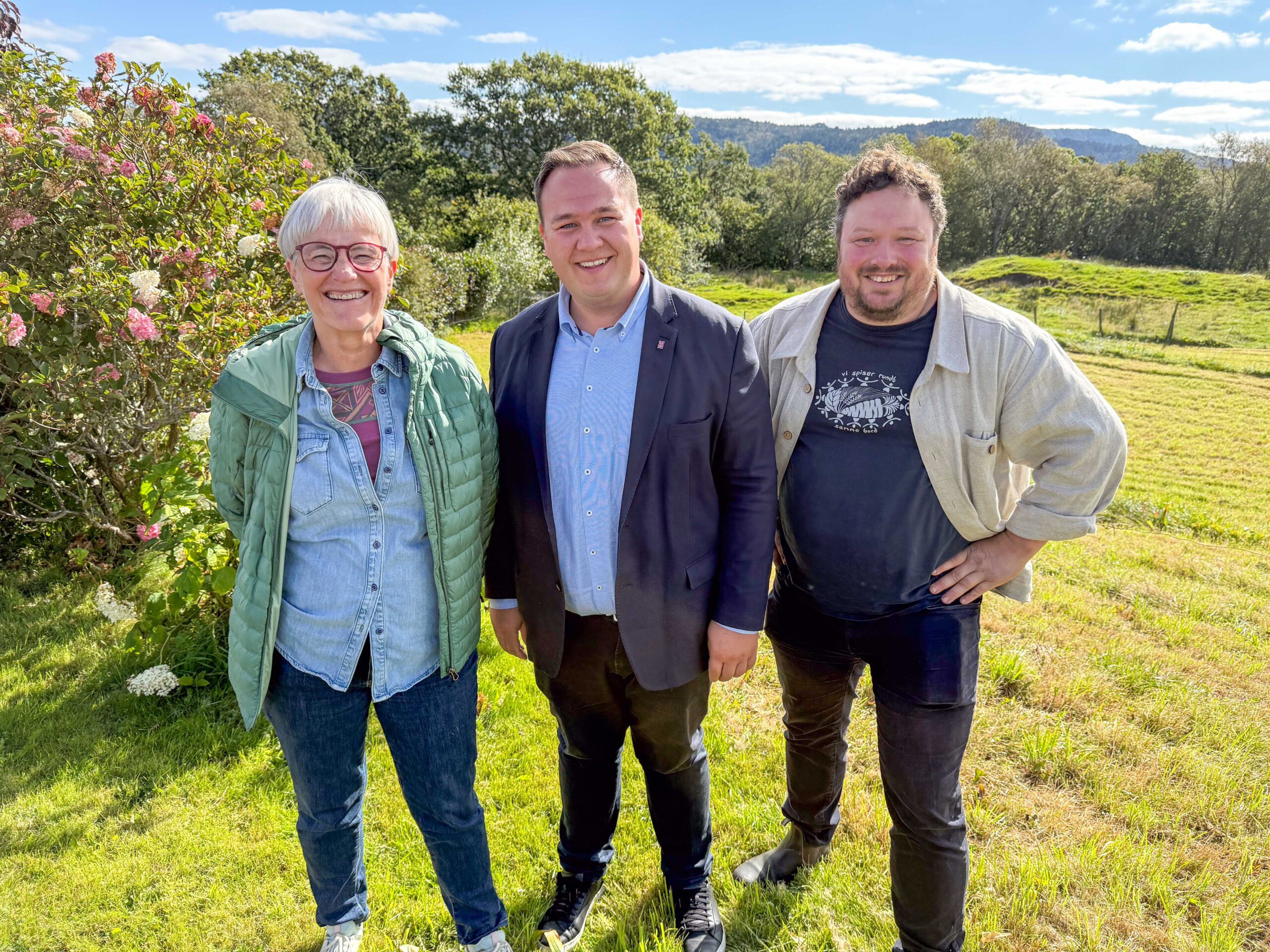 Prosjektleder Inger Kallvik Haavik, Sveio-ordfører André Mundal Haukås og leder i Norsk Bonde- og Småbruklag Tor Jacob Solberg er enige om at Matregion Haugalandet er et viktig prosjekt for å fremme lokal matproduksjon og matberedskap.
FOTO: TORSTEIN TYSÆR NYMOEN/HAUGALAND VEKST