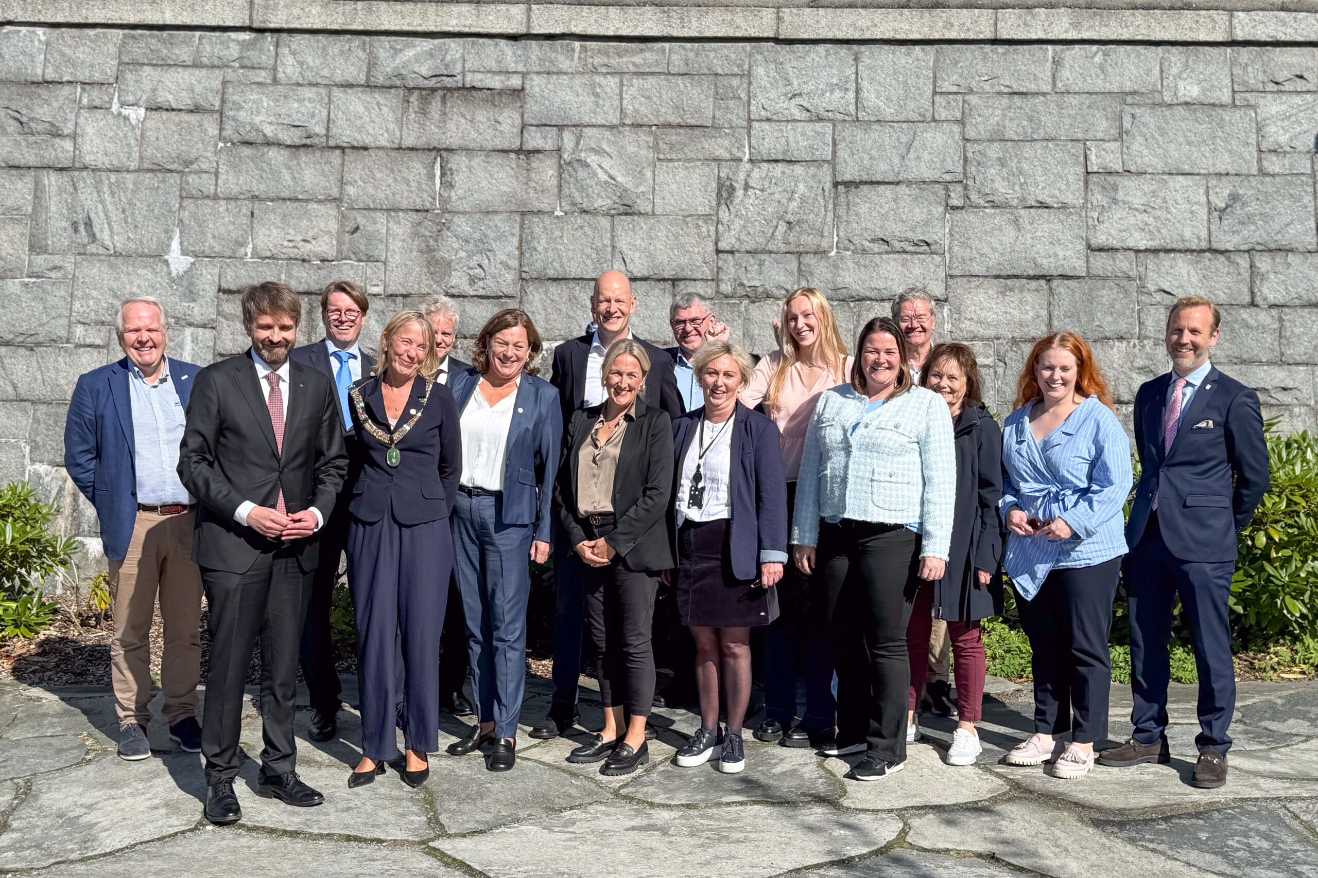 En stor delegasjon, med helse og omsorgsminister Jan Christian Vestre i spisssen nr 2 f.v.), markerte regjeringens satsing på medisinstudier i Haugesund.
FOTO: TORSTEIN TYSVÆR NYMOEN, HAUGALAND VEKST