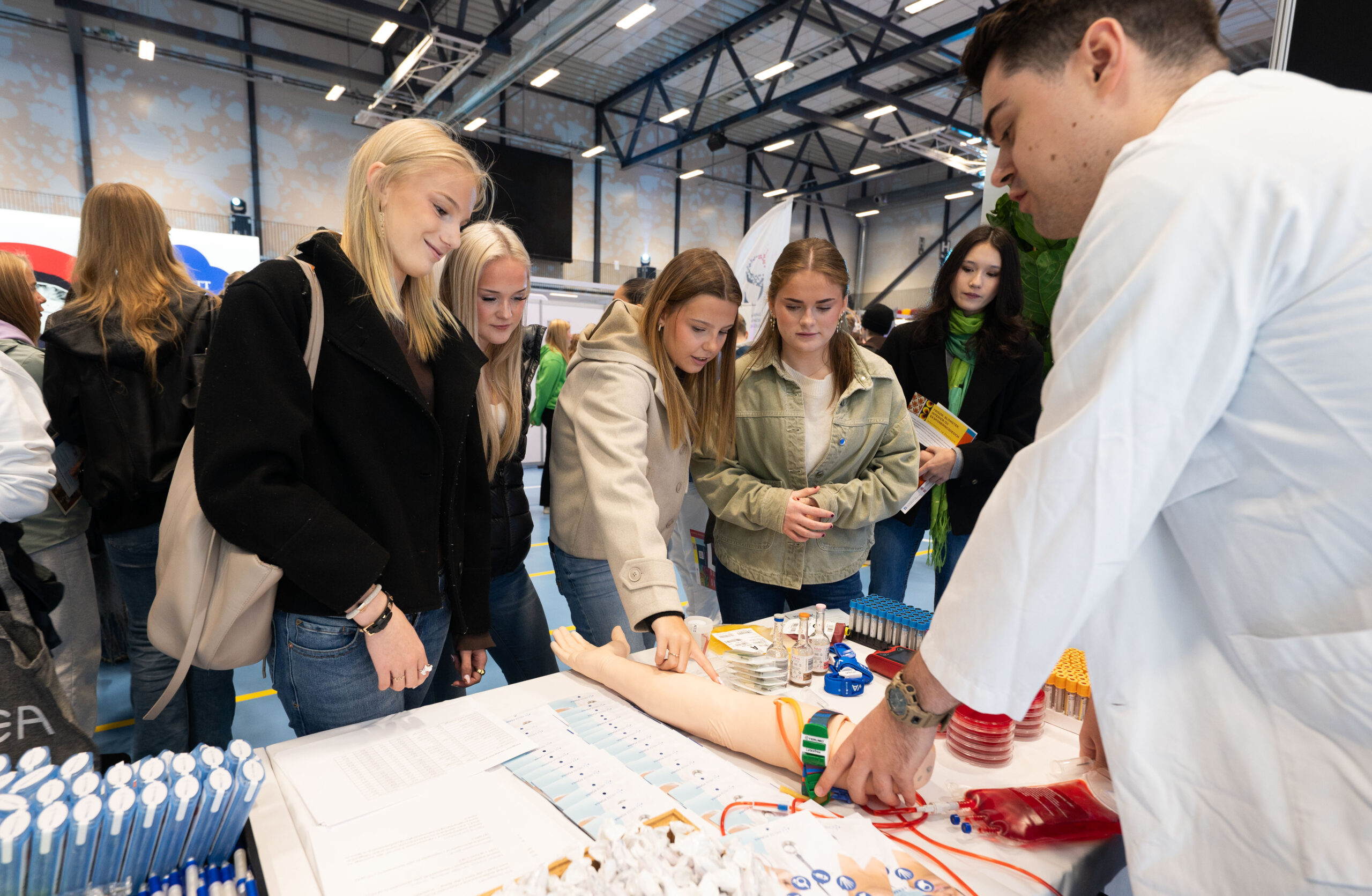 Bioingeniør Andreas Lødding demonstrerer blodprøvetaking for Sara Ek (t.v.), Marthe Tveit, Amalie Heggholmen og Ingvild Haugvaldstad fra Vormedal skole.
FOTO: TORSTEIN TYSVÆR NYMOEN/HAUGALAND VEKST