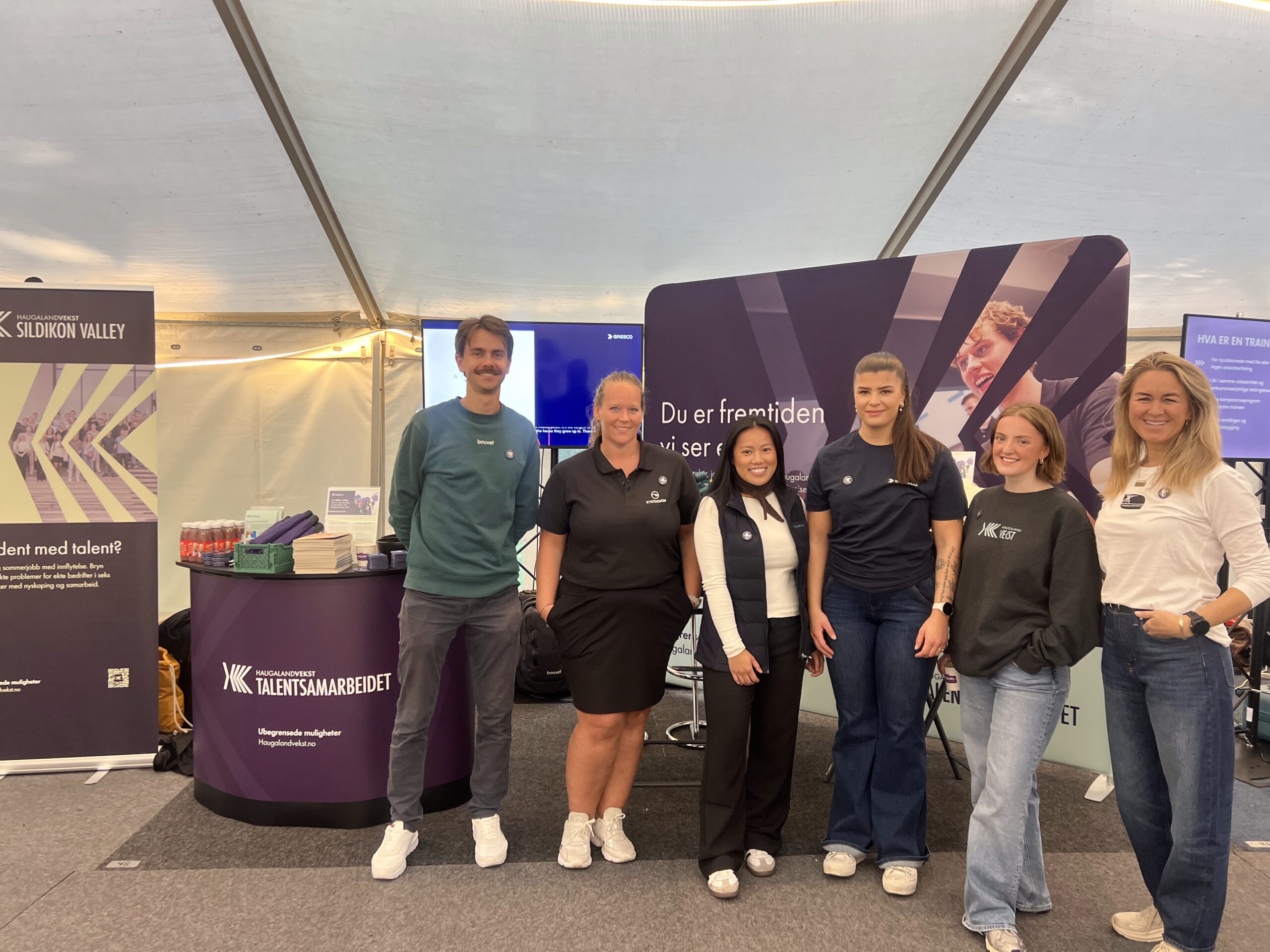 Haugaland Vekst på stand sammen med seks partnerbedrifter i Talentsamarbeidet, for å trekke skarpe studenter til Haugalandet. Fra venstre: Svein Olav Hegerland (Bouvet), Liv Johanne Snare (Kystdesign), Antika Vihovde (DeepOcean), Vilde Davidsen (Gassco), Veslemøy Heggen (Haugaland Vekst) og Stefanie Åsheim (Haugaland Kraft). Ikke tilstede på bildet var Torleif Lothe (NORCE).