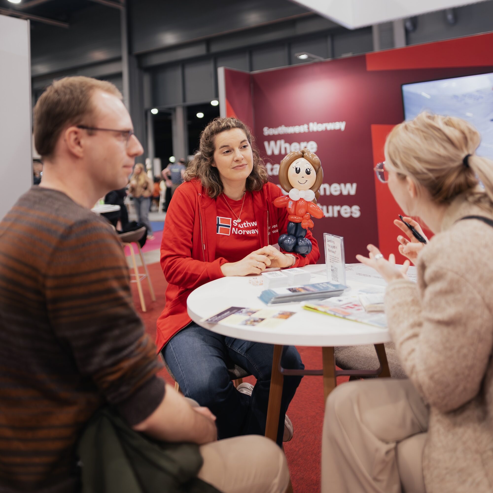 Karianne Ellefsen (Haugaland Vekst) i samtale med et nederlandsk par som vurderer et nytt kapittel i Norge. Foto: Stijn Boersma.