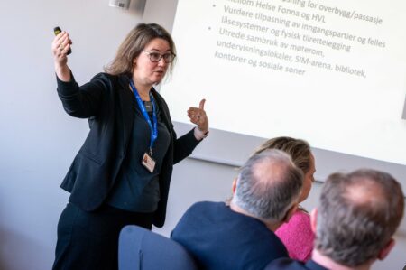 Ingrid Hovden Stava presenterte samarbeidsprosjektet Helse Campus Haugesund mellom Helse Fonna og Høgskulen på Vestlandet. FOTO: TORSTEIN TYSVÆR NYMOEN/HAUGALAND VEKST