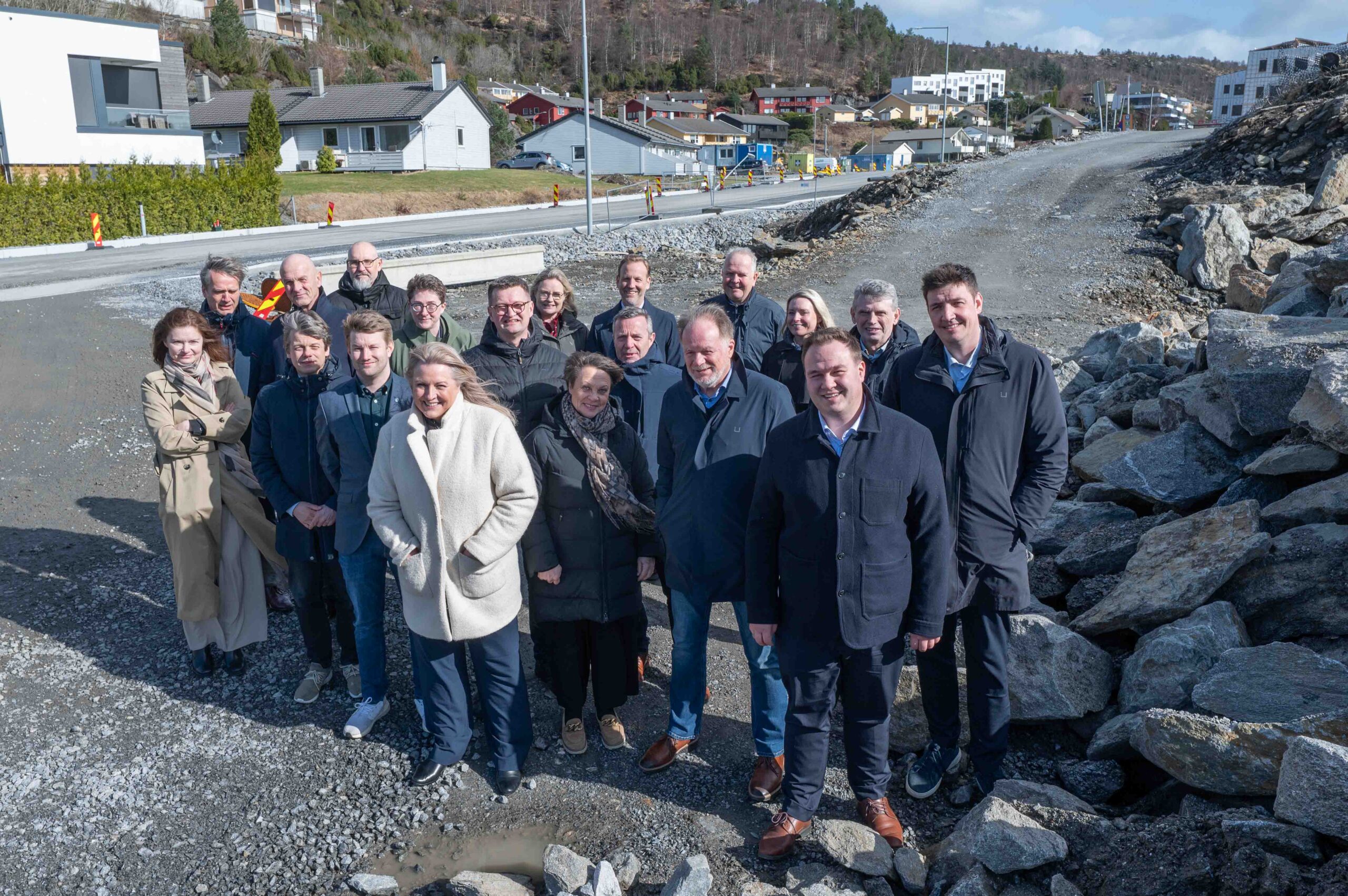 Haugalandsrådet og Sunnhordlandsrådet under omvisning på tomta i Aksdal, der nytt felles krisesenter for Krisesenter Vest IKS er planlagt.
Foto: Torstein Tysvær Nymoen/Haugaland Vekst
