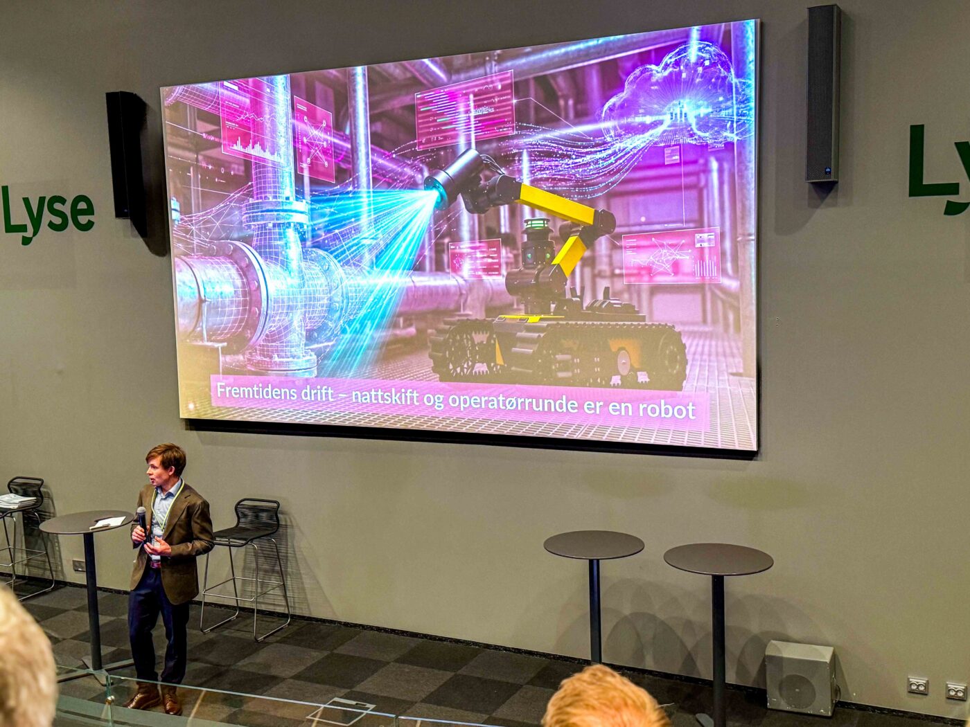 Kristian Bay Næss fra Aker BP fortalte om hvordan de planlegger bruk av AI og robotikk på installasjoner offshore.
