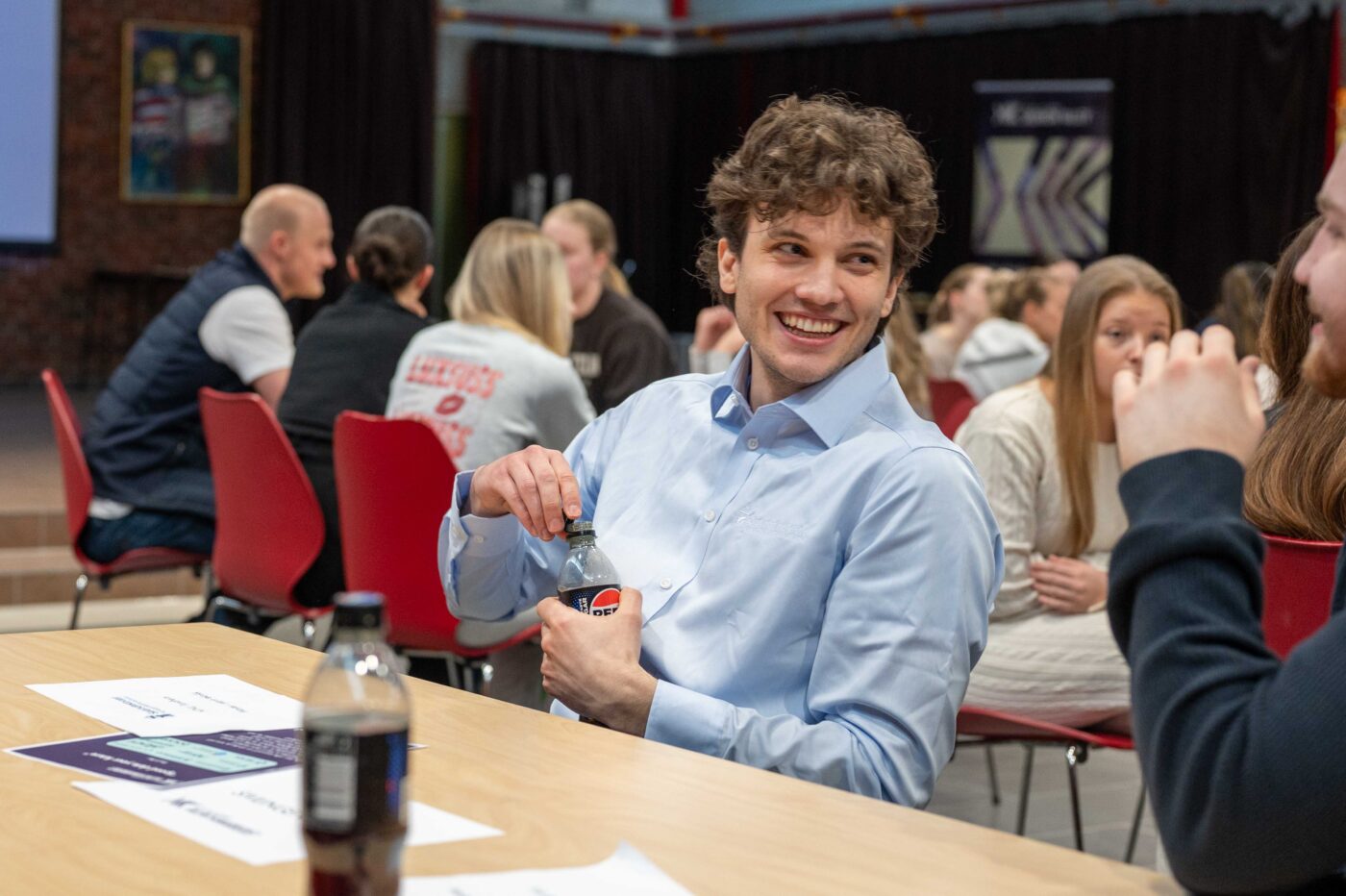 Felix Guttormsen Mathisen fra Sjøfartsdirektoratet møtte elever for å fortelle om jobb og karrierevei. FOTO: TORSTEIN TYSVÆR NYMOEN
