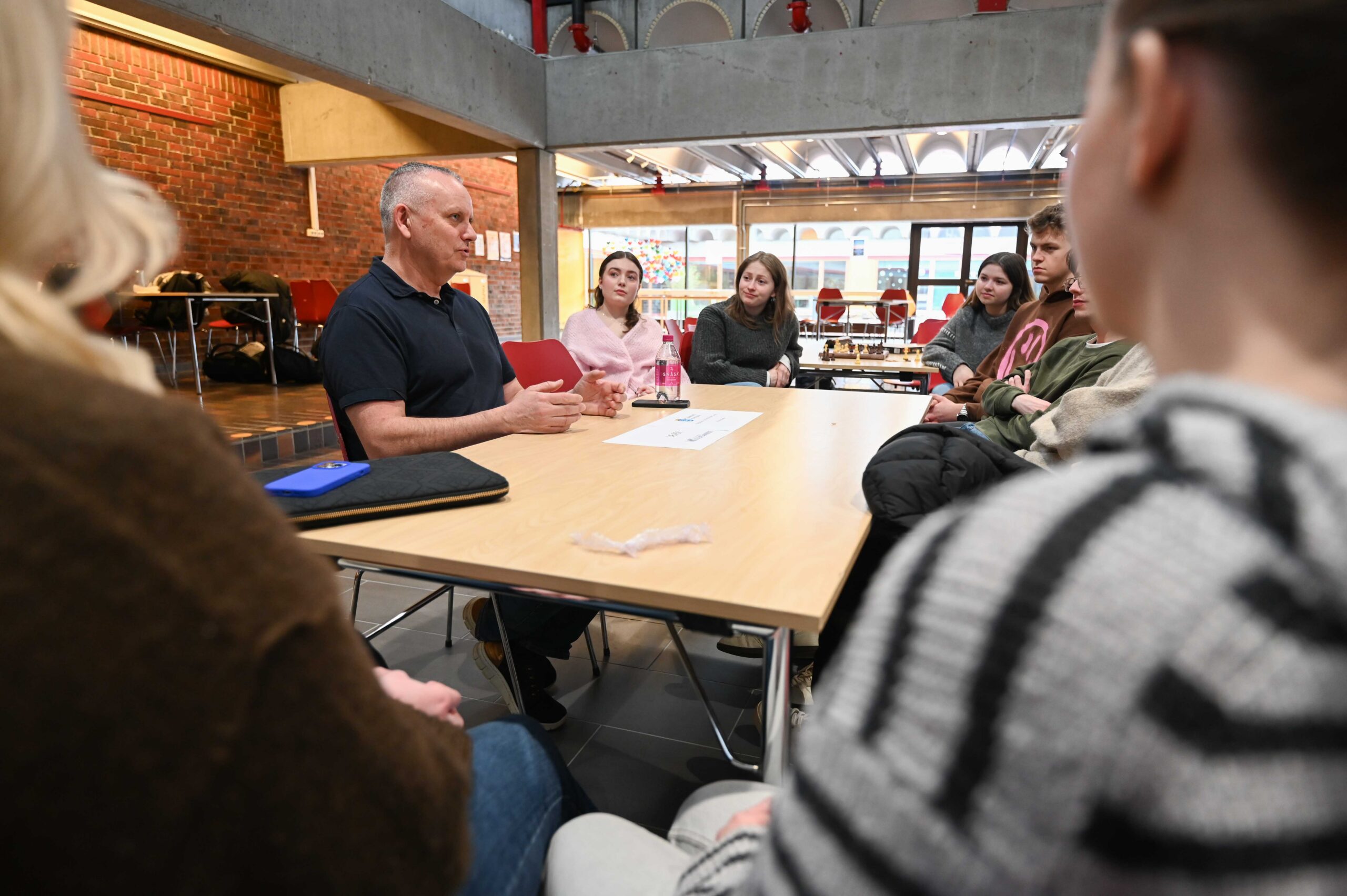 Børge Børgesen fortalte Kopervik VGS-elevene om læreryrket.
ALLE FOTO: TORSTEIN TYSVÆR NYMOEN/HAUGALAND VEKST