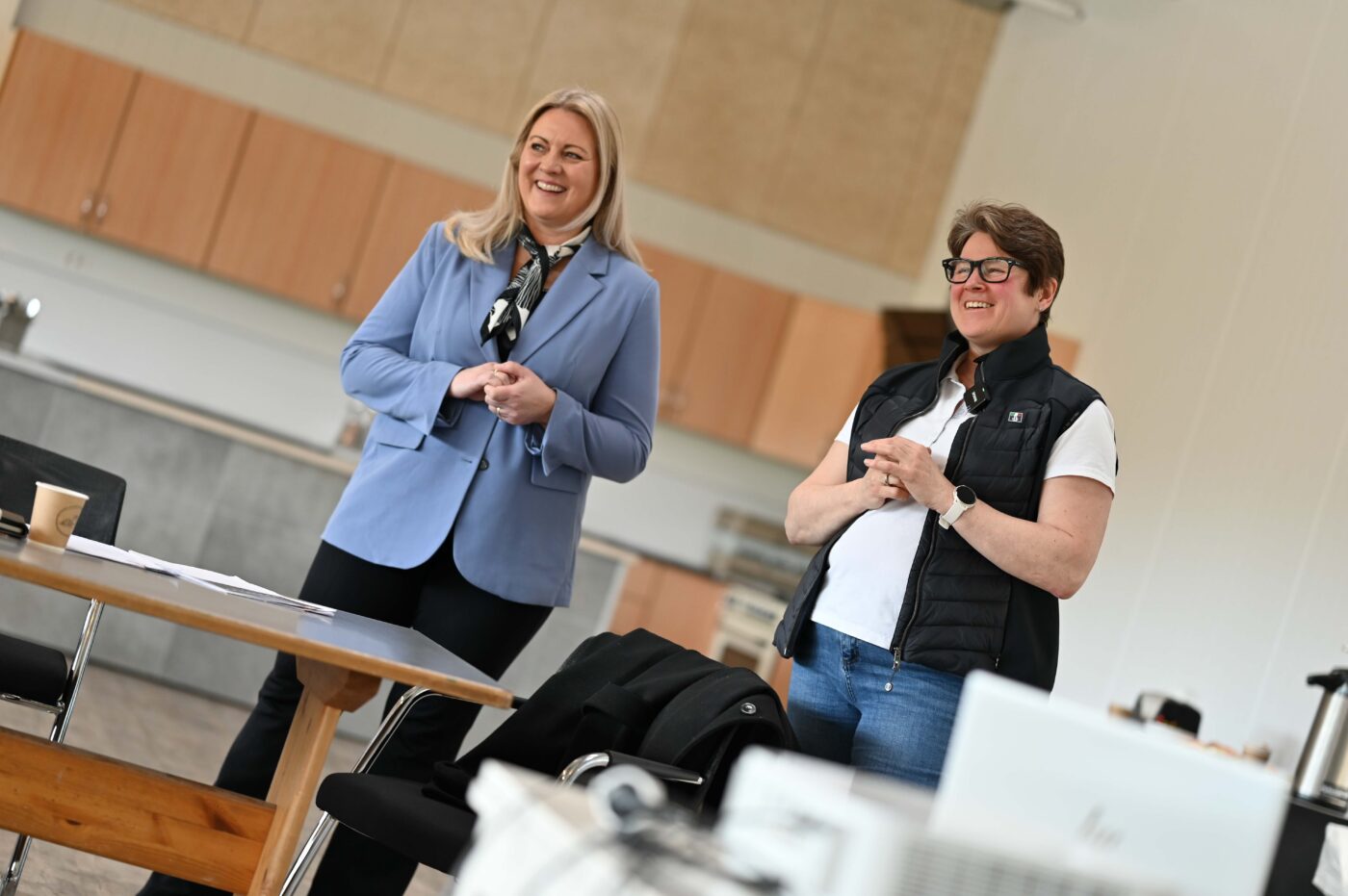 Styreleiar Helene Bergersen (t.h.) orienterte rådsleiar Monika Lindanger og resten av Haugalandsrådet om status og vidare utvikling for Haugaland Hestesportarena.