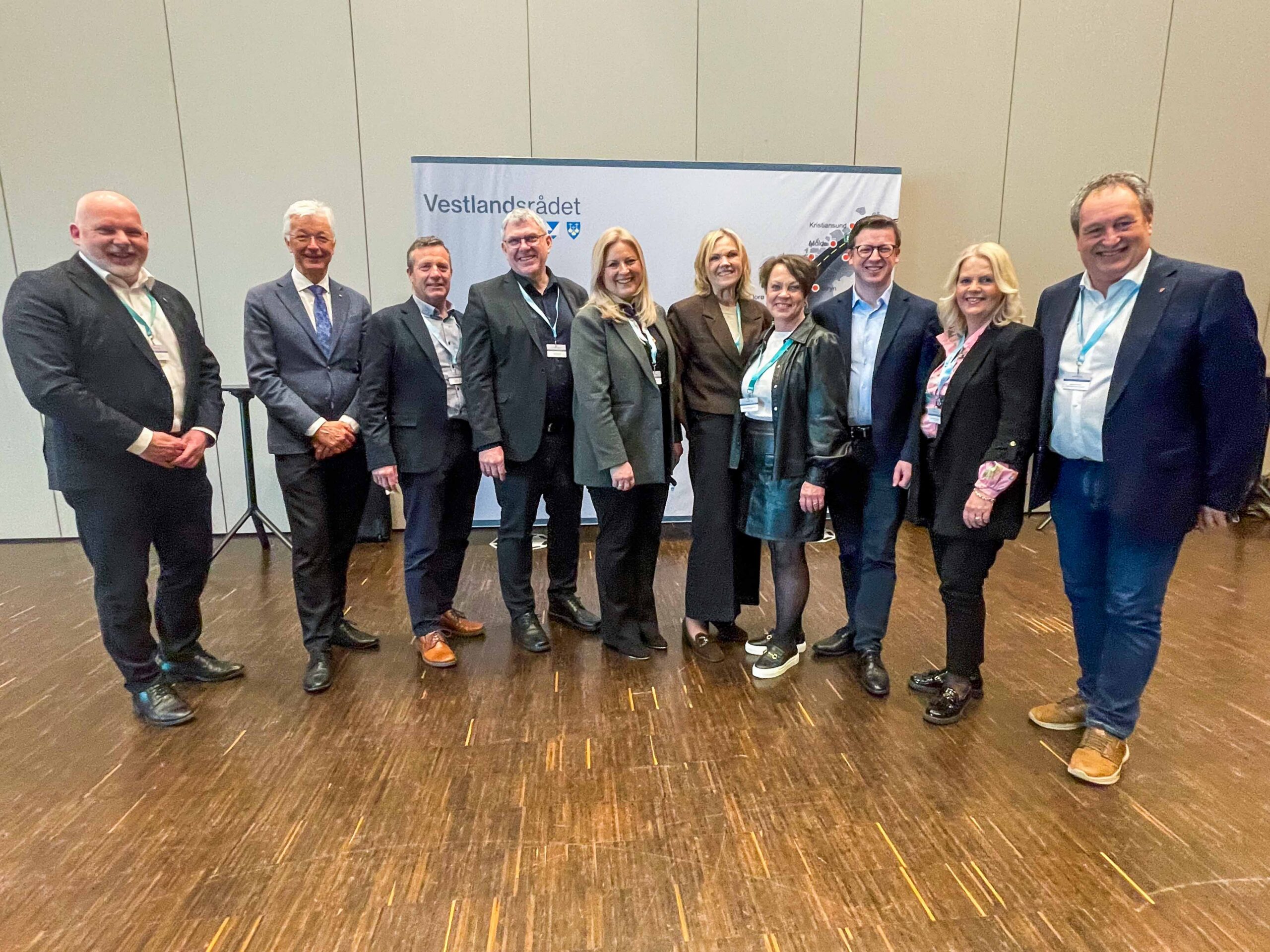 Ordførere og fylkesordførere samlet under veikonferanse for E39 i Bergen onsdag. Fra venstre: Fylkesordfører Anders Riise i Møre og Romsdal, fylkesordfører Jon Askeland i Vestland, Bokn-ordfører Egil Våge, Vindafjord-ordfører Ole Johan Vierdal, Tysvær-ordfører Monika Lindanger, varaordfører i Bømlo Ragnfrid Sønstabø, Etne-ordfører Mette Heidi Bergsvåg Ekrheim, 
fylkesordfører Ole Ueland i Rogaland, Austevoll-ordfører Bente Kari Sletten Taranger og Stord-ordfører Sigbjørn Framnes.
