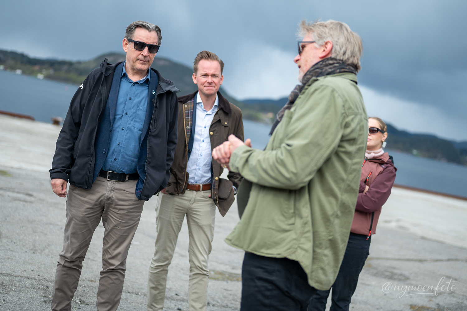 Jørgen Jorde fra Windafjord Port orienterte om planene for havvind-base på Dommersenes. Rune Klausen (t.v.), Kjell Erik Haavold og Evelyn Linderud fra Nasjonalt kompetansesenter for havvind fulgte nøye med.