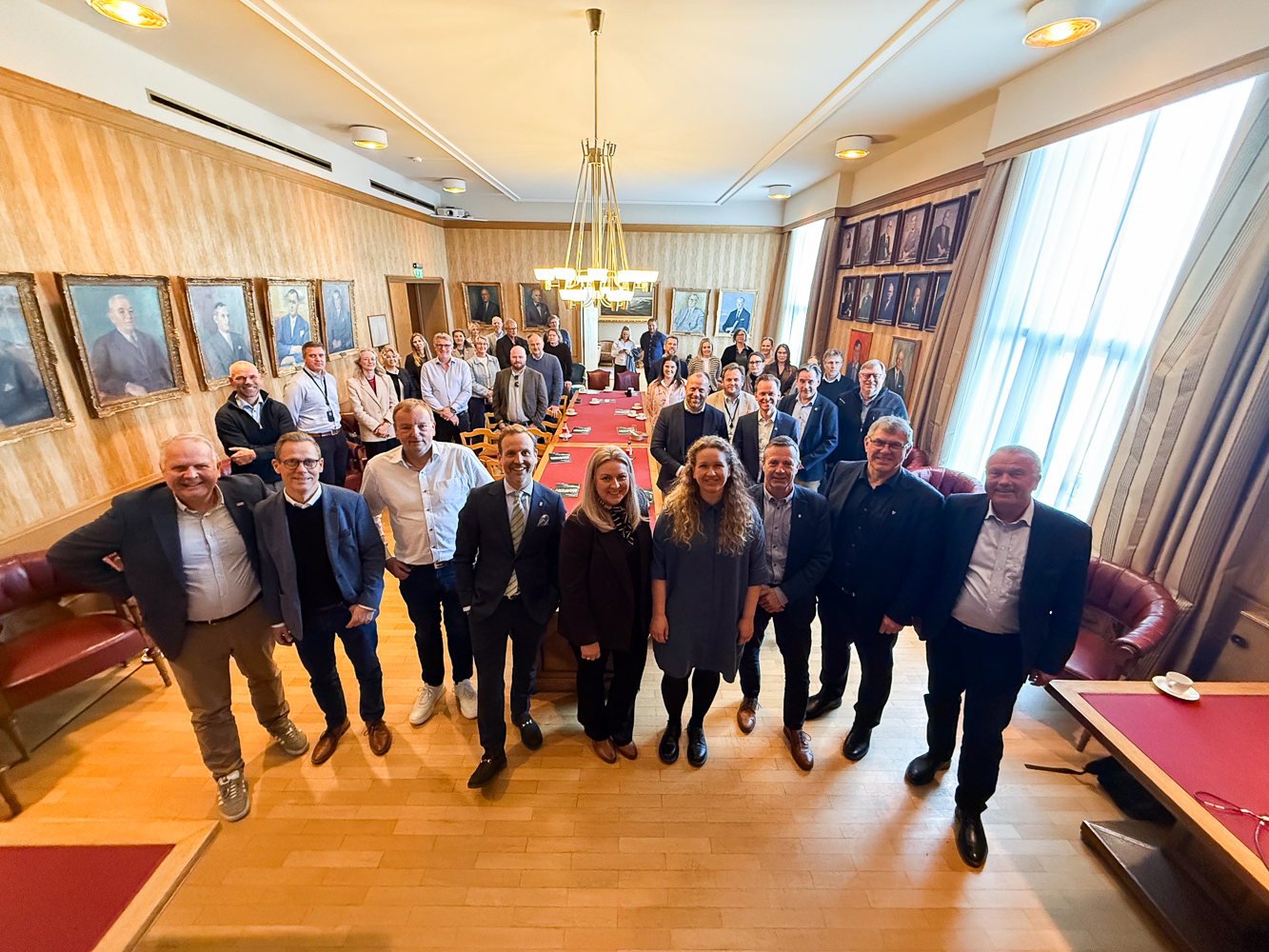 Fra venste: Sigmund Lier (Haugaland Vekst), Bernt Jæger (Næringsforeningen Haugalandet), Terje Halleland (Næringsforeningen Haugalandet), Nils Konrad Bua (Ordfører i Haugesund), Monika Lindaner, ordfører i Tysvær og leder av Haugalandsrådet), Marthe Klovning (ordfører på Utsira), Egil Våge (Ordfører Bokn), Ole Johan Vierdal (ordfører i Vindajford) og Sverre Meling jr (administerende direktør i Maritimt Forum for Haugalandet og Sunnhordland).