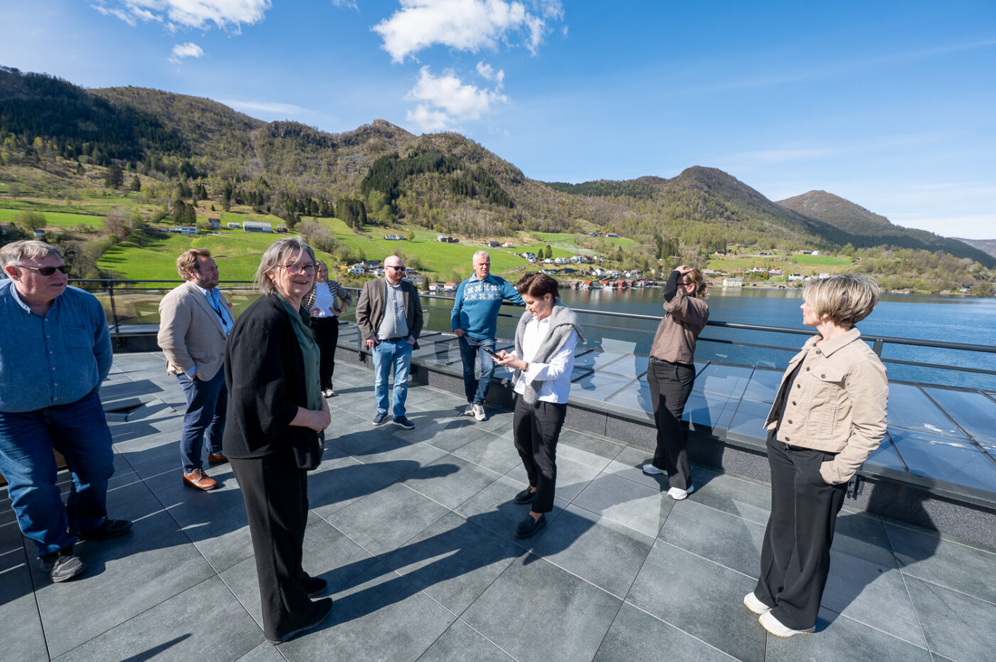 Delegasjonen fikk oppleve den flotte utsikten fra takterrassen på nybygget til Omega 365 i Ølensvåg.