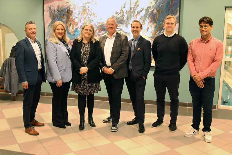 Bokn-ordfører Egil Våge (t.v.), Tysvær-ordfører Monika Lindanger, Haugaland Næringspark-leder Tiril Fjeld, Johann Thor Jonsson i atNorth), Haugesund-ordfører Nils Konrad Bua Øistein Farmen og Paal Sinna i atNorth. Foto: PYX
