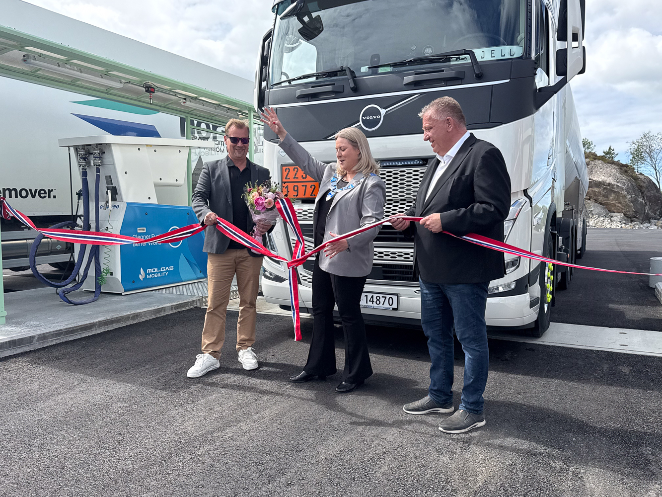 Tysvær-ordfører Monika Lindanger åpnet den nye biogass-stasjonen i Aksdal. Tommy Mattila i Molgas står til venstre og Geir Mo i Energigass Norge til høyre. Foto: Torstein Tysvær Nymoen/Haugaland Vekst 