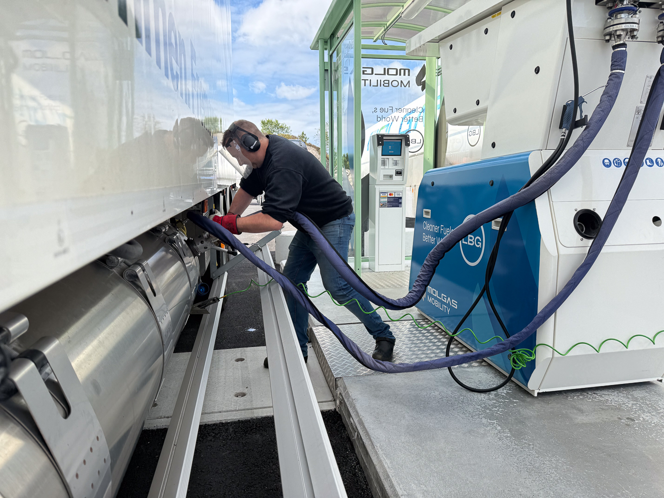 Under åpningen ble det demonstrert hvordan en lastebil fyller flytende biogass ved den nye stasjonen i Aksdal.