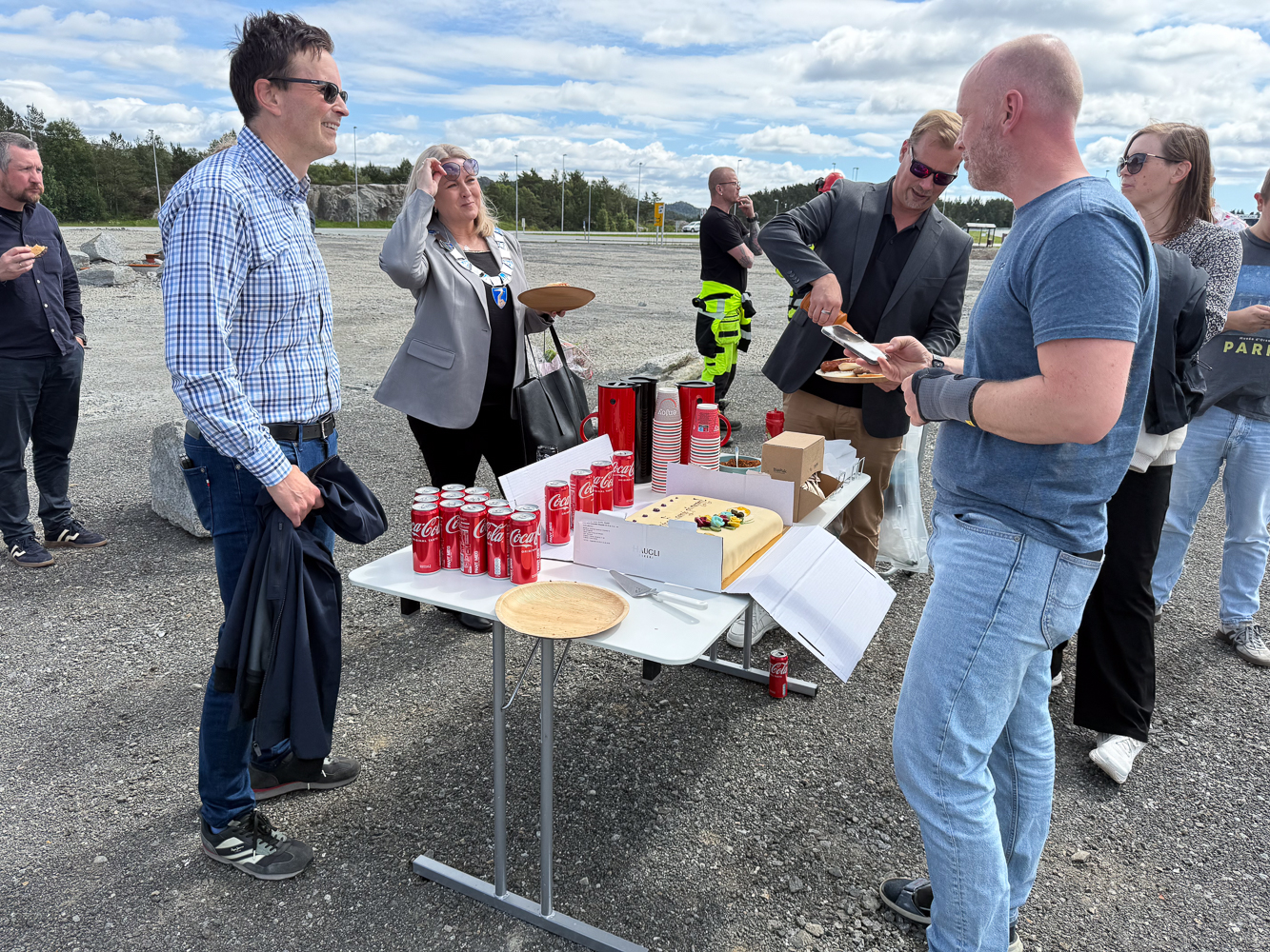 Åpningen av den nye biogass-stasjonen i Aksdal ble feiret med hamburgere og pølser fra grillen.