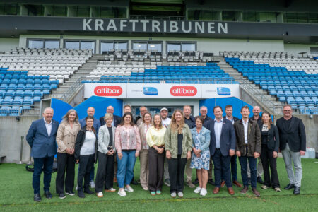 Fra venstre: Sigmund Lier (Haugaland Vekst IKS), Ruth Mariann Hop (Stortingsrepresentant, Ap), Liv Kari Eskeland (Stord Næringsråd), Sebastian Bringsvær (Vårgrønn), Anette Sæther (Haugesund kommune), Arvid Nesse (Norwegian Offshore Wind), Tora M. Eide (Haugaland Vekst), Geir Ramnefjell (Deep Wind Offshore), Bjørn Oddvar Madsen (Rogaland Ressurssenter), Gyri Haave Nilsen (Rogaland fylkeskommune), Olene Koch (Deep Wind Offshore), Hans Henriksen Marki (Deep Wind Offshore), Marthe Eide Klovning (ordfører, Utsira), Terje Halleland (Næringsforeningen Haugalandet), Mette Heidi Bergsvåg Ekrheim (ordfører, Etne), Svend Inge Stueland (Karmøy kommune), André Mundal Haukås (ordfører, Sveio), Torfinn Gaupås (Karmsund Havn IKS), Aleksander Stokkebø (Stortingsrepresentant, Høyre), Øistein Johannesen (Equinor), Charlotte Sørås (Equinor) og Sigurd Ur (NHO Rogaland).  FOTO: TORSTEIN TYSVÆR NYMOEN, HAUGALAND VEKST