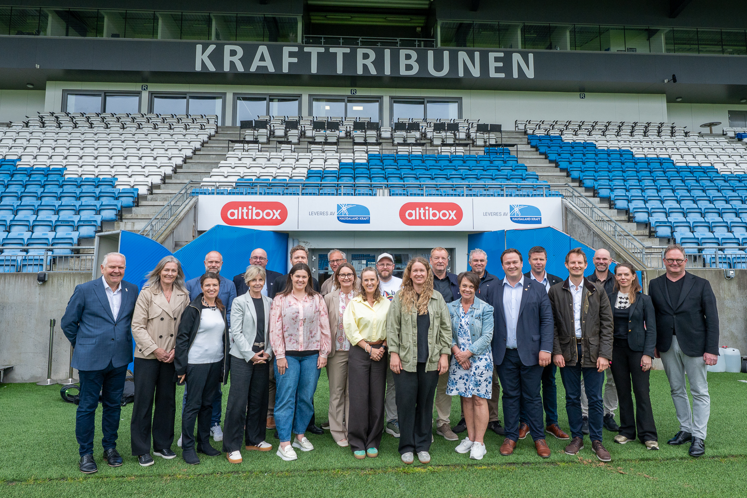 Fra venstre: Sigmund Lier (Haugaland Vekst IKS), Ruth Mariann Hop (Stortingsrepresentant, Ap), Liv Kari Eskeland (Stord Næringsråd), Sebastian Bringsvær (Vårgrønn), Anette Sæther (Haugesund kommune), Arvid Nesse (Norwegian Offshore Wind), Tora M. Eide (Haugaland Vekst), Geir Ramnefjell (Deep Wind Offshore), Bjørn Oddvar Madsen (Rogaland Ressurssenter), Gyri Haave Nilsen (Rogaland fylkeskommune), Olene Koch (Deep Wind Offshore), Hans Henriksen Marki (Deep Wind Offshore), Marthe Eide Klovning (ordfører, Utsira), Terje Halleland (Næringsforeningen Haugalandet), Mette Heidi Bergsvåg Ekrheim (ordfører, Etne), Svend Inge Stueland (Karmøy kommune), André Mundal Haukås (ordfører, Sveio), Torfinn Gaupås (Karmsund Havn IKS), Aleksander Stokkebø (Stortingsrepresentant, Høyre), Øistein Johannesen (Equinor), Charlotte Sørås (Equinor) og Sigurd Ur (NHO Rogaland). 

FOTO: TORSTEIN TYSVÆR NYMOEN, HAUGALAND VEKST