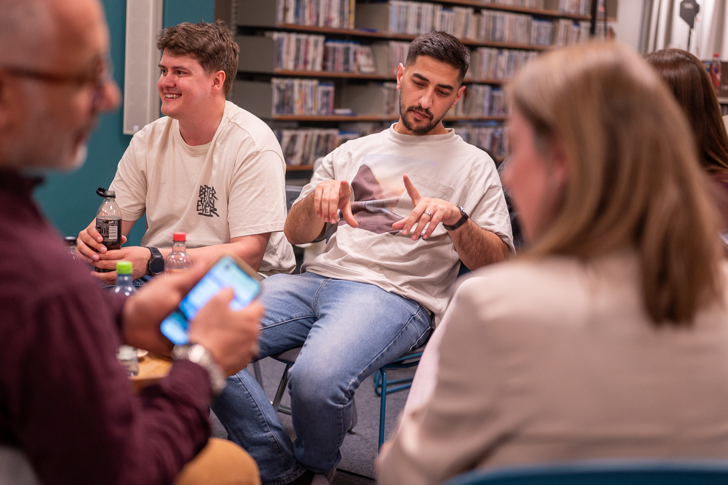 Veien til relevant jobb kan ta mange omveier. Ahmad Al-Btoush var en av dem som delte sin historie under Mingel x Mangfoldsfest. Foto: Torstein Tysvær Nymoen/Haugaland Vekst.