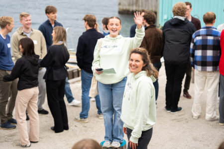 VVeslemøy Heggen og Karianne Ellefsen fra Haugaland Vekst ønsket studentene velkommen til årets Sildikon Valley. FOTO: ALEKSANDAR N. ZECEVIC