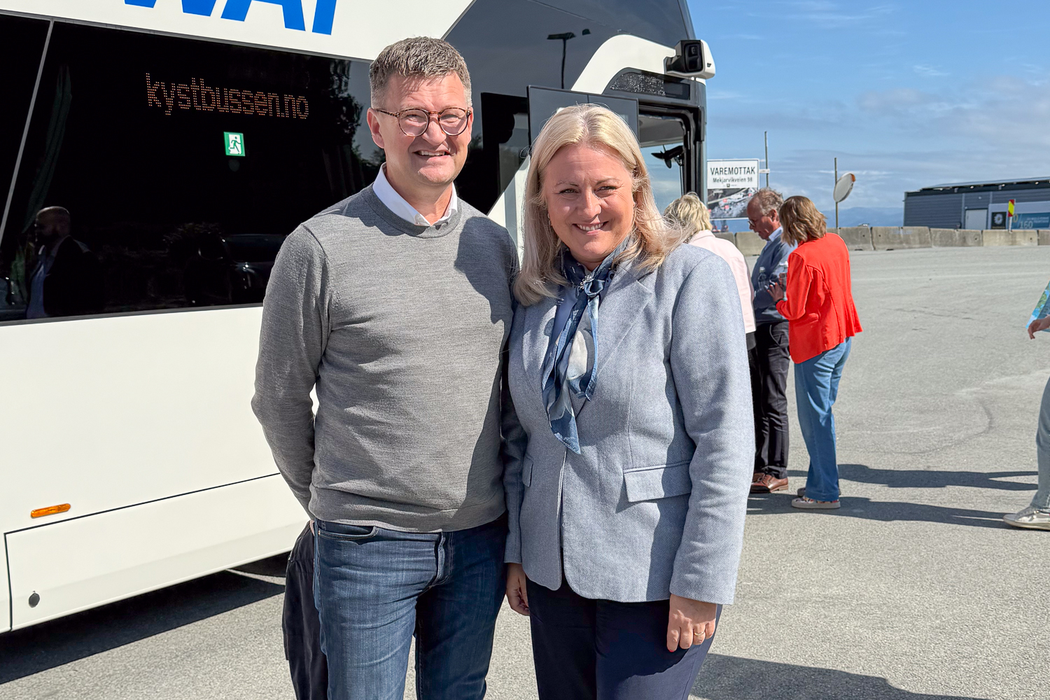 Leder i Sunnhordlandsrådet Morten Helland og leder i Haugalandsrådet Monika Lindanger. De to regionrådene samarbeider om å løfte E39 fram mot neste Nasjonal transportplan. Foto: Torstein Tysvær Nymoen/Haugaland Vekst.