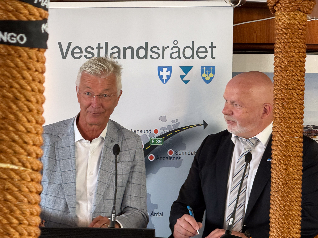Fylkesordførerne Jon Askeland i Vestland (t.v.) og Anders Riise i Møre og Romsdal signerte Arendalserklæringen i Arendal. Fra før hadde kollegen Ole Ueland i Rogaland signert den.
Foto: Torstein Tysvær Nymoen/Haugaland Vekst