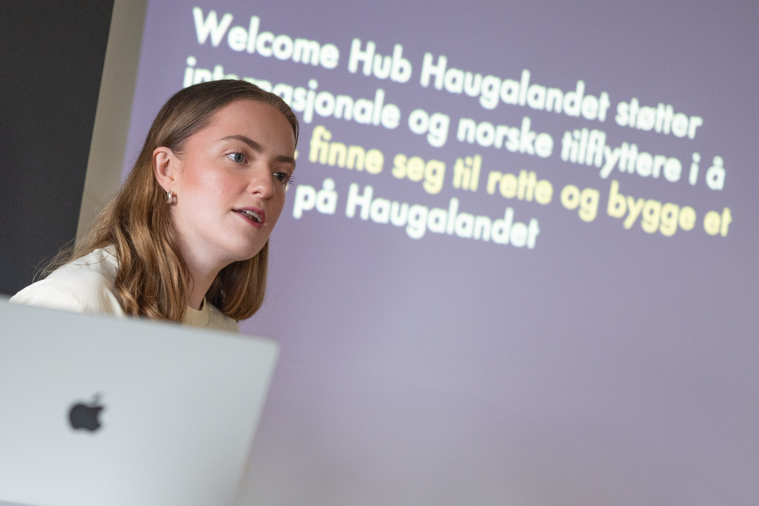 Prosjektleder Veslemøy Heggen fortalte om bredden i Welcome Hub, fra Mingel og sosiale møteplasser til språkstøtte, jobbhjelp og mentorordninger. Foto: Torstein Tysvær Nymoen/Haugaland Vekst