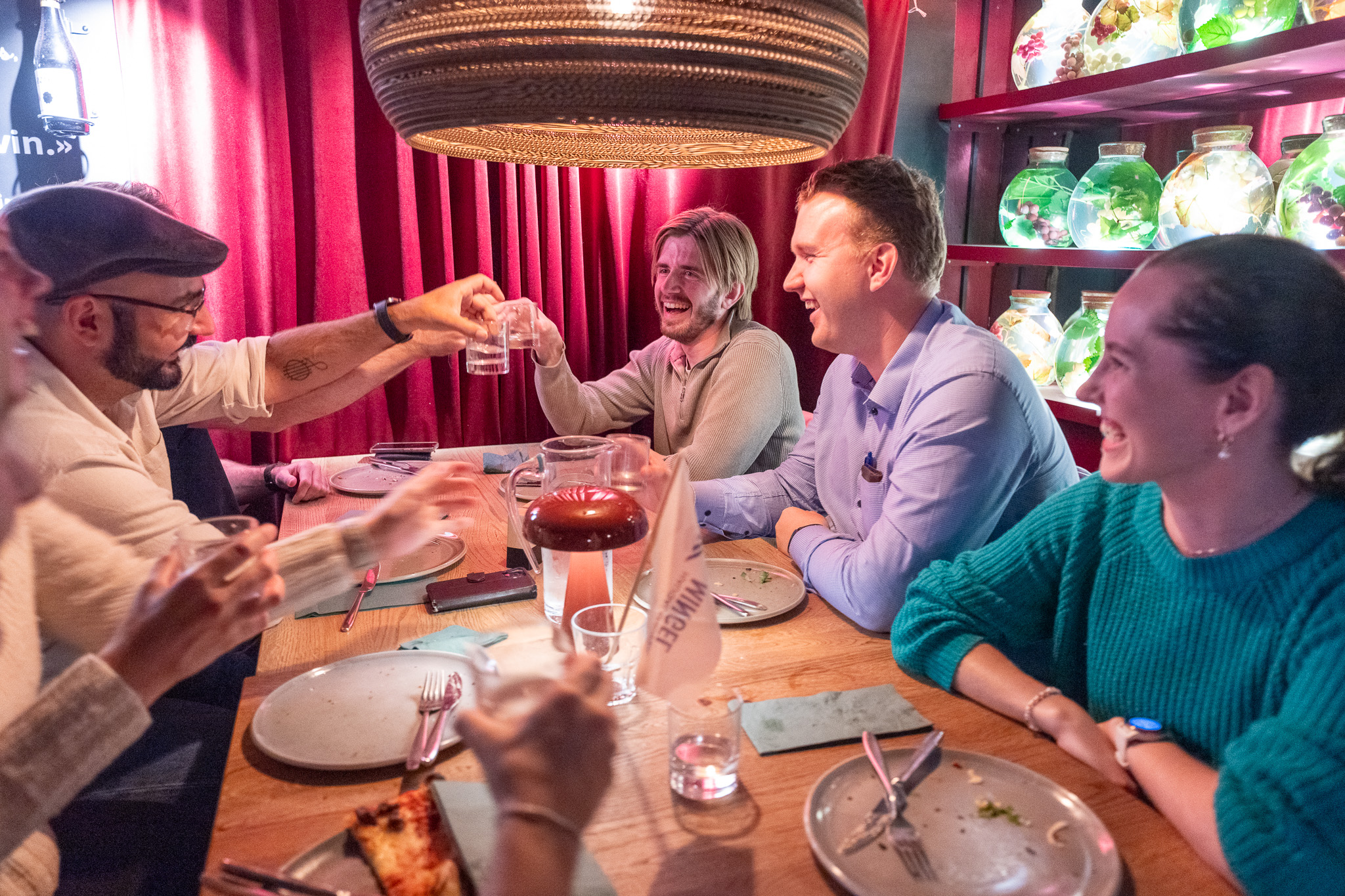 God stemning og mange nye samtaler preget ettermiddagen på Vinbaren. FOTO: TORSTEIN TYSVÆR NYMOEN/HAUGALAND VEKST