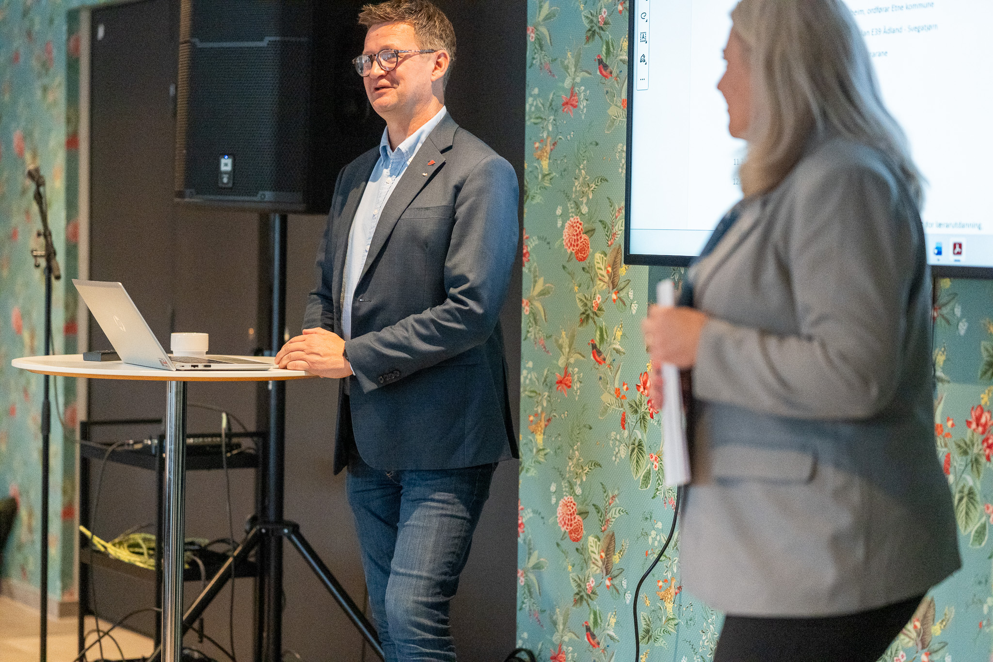 Rådslederne Morten Helland i Sunnhordlandsrådet og Monika Lindanger i Haugalandsrådet under møtet i Etne. Foto: Torstein Tysvær Nymoen/Haugaland Vekst