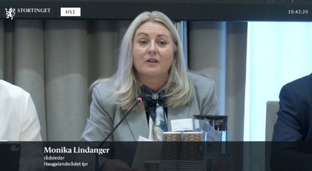 Monika Lindanger ba Stortinget sikre fortsatt oljeleting og en langsiktig plan for Kårstø da hun representerte Haugalandsrådet under høringen om statsbudsjettet for 2027. Foto: Stortinget/Nett-TV.